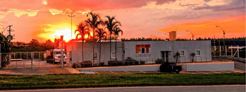 Fachada da FIT Concreto ao pôr do sol